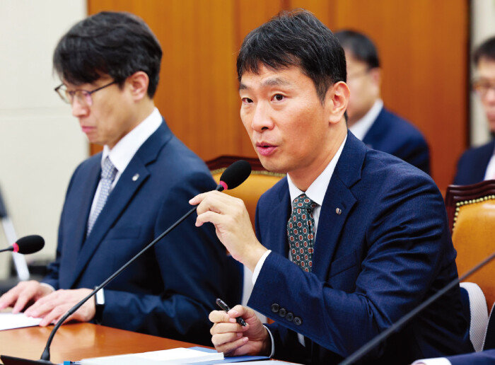 이복현 금융감독원장(오른쪽)이 10월 27일 서울 여의도 국회에서 열린 정무위원회의 금융위원회 등에 대한 종합국정감사에서 답변하고 있다. [뉴스1]