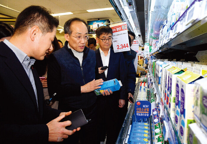 추경호 경제부총리 겸 기획재정부 장관(가운데)이 11월 14일 서울 용산구 한 대형마트에서 주요 품목의 물가를 점검하고 있다. [뉴시스]
