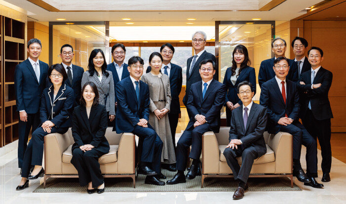 김앤장 법률사무소 가사상속·자산관리팀 소속 천지성·박민정·박재찬·은정민·곽윤경 변호사, 기상도 회계사, 성원제·윤여정·권태형·정병문·나희정 변호사, 이종광 회계사, 문준섭·김봉선·최재혁·한상호·김용상 변호사(왼쪽 앞부터 시계 방향으로). [홍태식]

