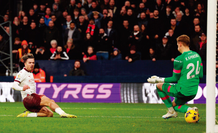 맨체스터 시티의 잭 그릴리시가 12월 11일 잉글랜드프리미어리그(EPL) 루턴 타운과 경기에서 역전 골로 이어진 슈팅을 날리고 있다. [GettyImages]