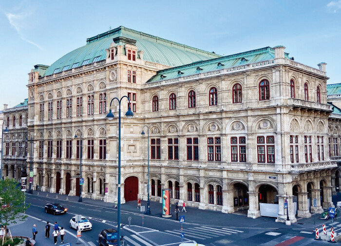 황금빛 장식의 흰색 발코니가 
화려한 ‘빈 국립 오페라 극장’. [박진희 제공]