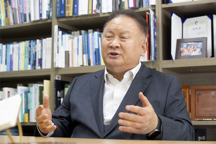 더불어민주당을 탈당한 의상민 의원이 12월 8일 국회 의원회관에서 주간동아와 인터뷰하고 있다. [지호영 기자]