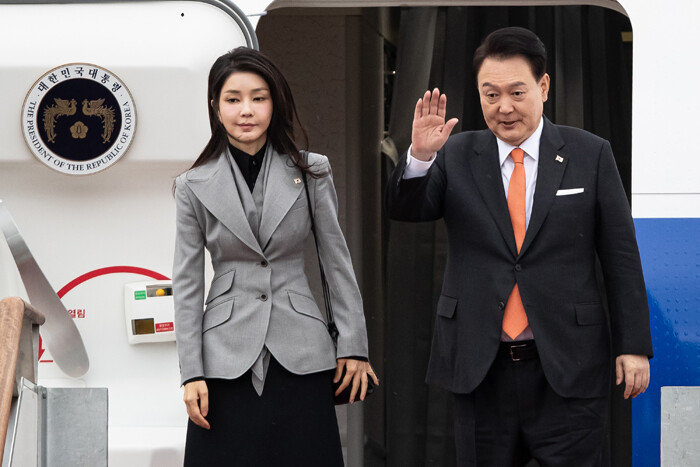 윤석열 대통령과 김건희 여사가 12월 11일 네덜란드 국빈 방문을 위해 경기 성남시 서울공항에서 공군1호기에 탑승하기 전 인사하고 있다. [뉴스1]