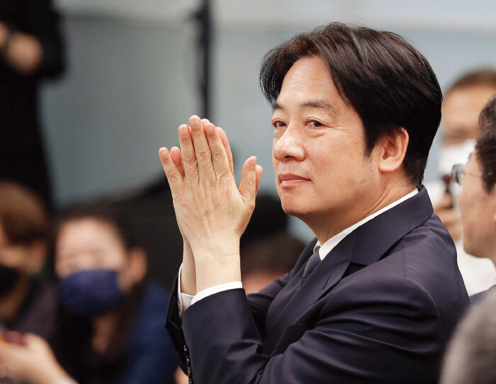 대만 민진당 총통 후보인 라이칭더 부총통이 2023년 8월 14일 파라과이 실비오 페티로시 국제공항에서 손을 모아 인사하고 있다. [뉴시스]