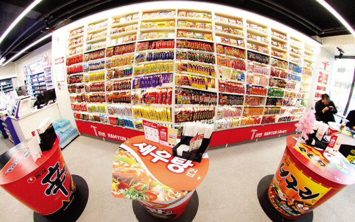 봉지라면이 책처럼 진열된 ‘라면 라이브러리’. [박해윤 기자 ]
