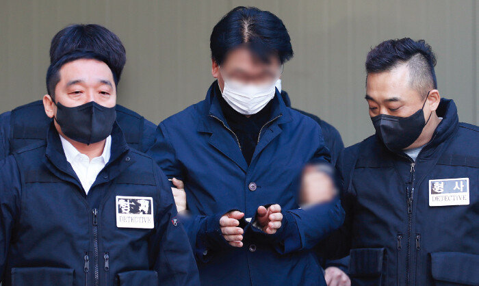 더불어민주당 이재명 대표를 흉기로 습격한 피의자 김 모 씨(가운데)가 1월 4일 부산 연제구 연제경찰서에서 구속 전 피의자 심문에 출석하기 위해 부산지법으로 이송되고 있다. [뉴스1]