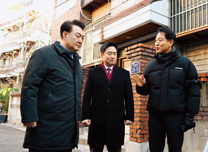 윤석열 대통령(왼쪽)이 지난해 12월 21일 서울 중랑구 소규모주택정비 관리지역인 모아타운 사업지를 찾아 도심 주택 공급 현장을 돌아보고 있다. [뉴시스]