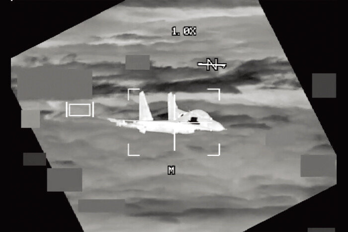 중국군 J-11 전투기가 지난해 10월 미국 전략폭격기 B-52의 근거리에서 위협 비행을 하고 있다. 중국은 J-11 전투기를 비롯한 자국 전투기용 엔진을 개발하는 데 시행착오를 거듭했다. [뉴시스]