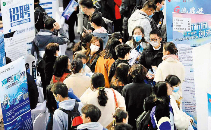2023년 6월 중국 청년 실업률이 역대 최고치인 21.3%를 기록했다. [China Daily]