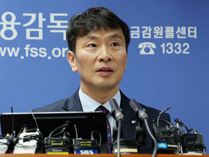 이복현 금웅감독원장이 1월 4일 서울 여의도 금융감독원에서 열린 '출입기자단 신년인사회'에서 발언하고 있다. [뉴스1]