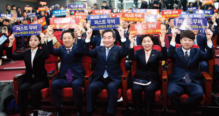 이준석 개혁신당 정강정책위원장과 한국의희망 양향자 대표, 더불어민주당 이낙연 전 대표, 새로운선택 금태섭 공동대표, 정의당 류호정 의원(오른쪽부터)이 1월 9일 오전 서울
여의도 국회에서 열린 양 대표 출판기념회에 참석했다. [뉴스1]