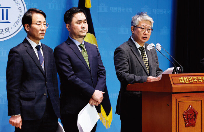 민주당 비이재명(비명)계 모임 ‘원칙과 상식’의 이원욱, 김종민, 조응천 의원(왼쪽부터)이 1월 10일 국회 소통관에서 탈당을 선언했다. [뉴스1]