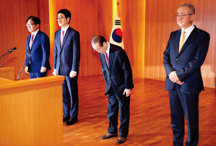 윤세영 태영그룹 창업회장(오른쪽에서 두 번째)이 1월 9일 서울 영등포구 태영건설 여의도 사옥에서 워크아웃 관련 기자회견에 앞서 인사하고 있다. [뉴스1]