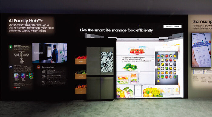 CES 2024 삼성전자 부스에 전시된 인공지능(AI) 탑재 냉장고. [삼성전자 제공]