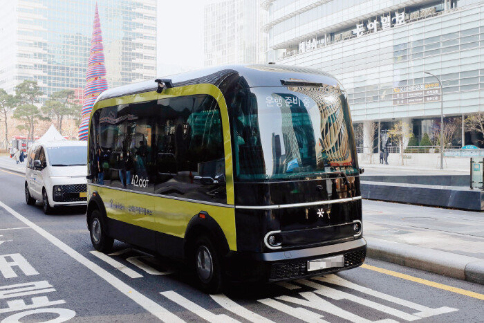 현대차그룹의 자율주행 소프트웨어 자회사 ‘포티투닷’이 개발한 자율주행 차량이 서울 청계천 일대에서 운행되고 있다. 현대차그룹은 포티투닷이 자체 개발한 초거대 언어 모델(LLM)을 바탕으로 차량용 인공지능(AI) 챗봇 ‘챗베이커’를 개발 중이다. [뉴시스]
