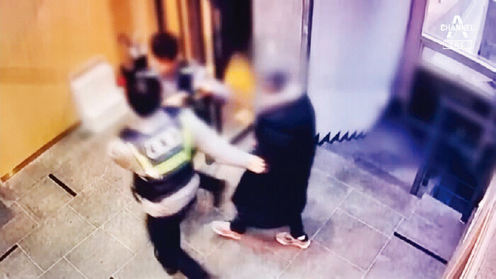 주변에서 상황을 인지하고 A 군을 제지하기 시작했다. A 군은 특수폭행 혐의로 체포돼 강남경찰서로 압송됐다. [채널A 유튜브 채널 캡처]