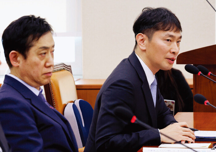 1월 29일 국회 정무위원회 전체회의에 참석한 이복현 금융감독원 원장(오른쪽)과 김주현 금융위원회 위원장. [뉴스1]