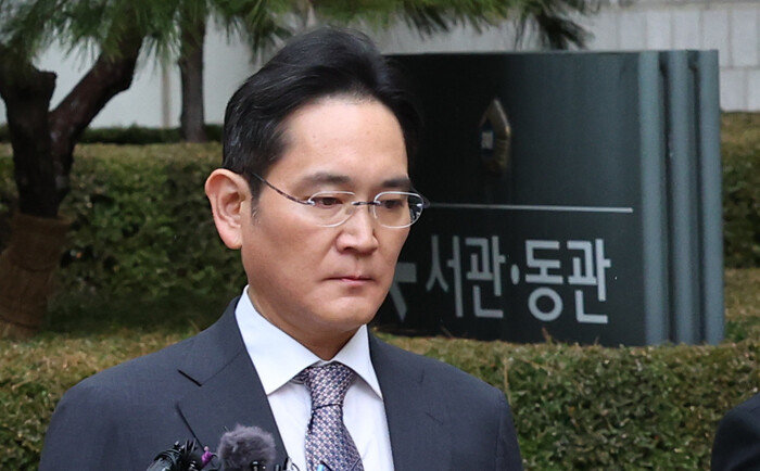 이재용 삼성전자 회장이 1월 5일 서울 서초구 서울중앙지법에서 열린 자본시장과 금융투자업에 관한 법률 위반 등 혐의 관련 1심에서 무죄를 선고 받은 후 법원을 나서고 있다. [뉴시스] 