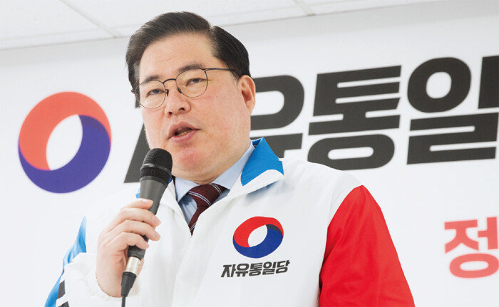 유동규 전 성남도시개발공사 사장 직무대리가 2월 14일 서울 여의도 자유통일당 당사에서 2024 총선 인천 계양을 출마를 선언하고 있다. [지호영 기자]
