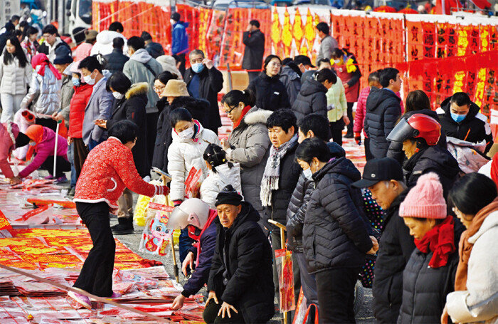 오랜 역사를 지닌 전통시장에서 물건을 고르는 중국인들. [뉴시스]