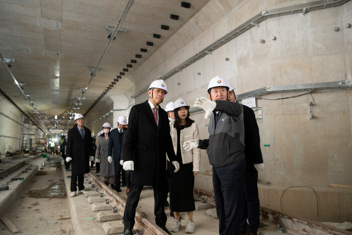 심재범 삼호개발㈜ 대표가 피팟 랏차킷프라칸 태국 노동부장관 등 태국 대표단에게 공사 현장을 안내하고 있다. [지호영 기자]