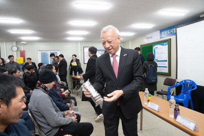 피팟 랏차킷프라칸 태국 노동부장관이 삼호개발 근로자들에게 태국 고춧가루를 선물하며 격려하고 있다. [지호영 기자]