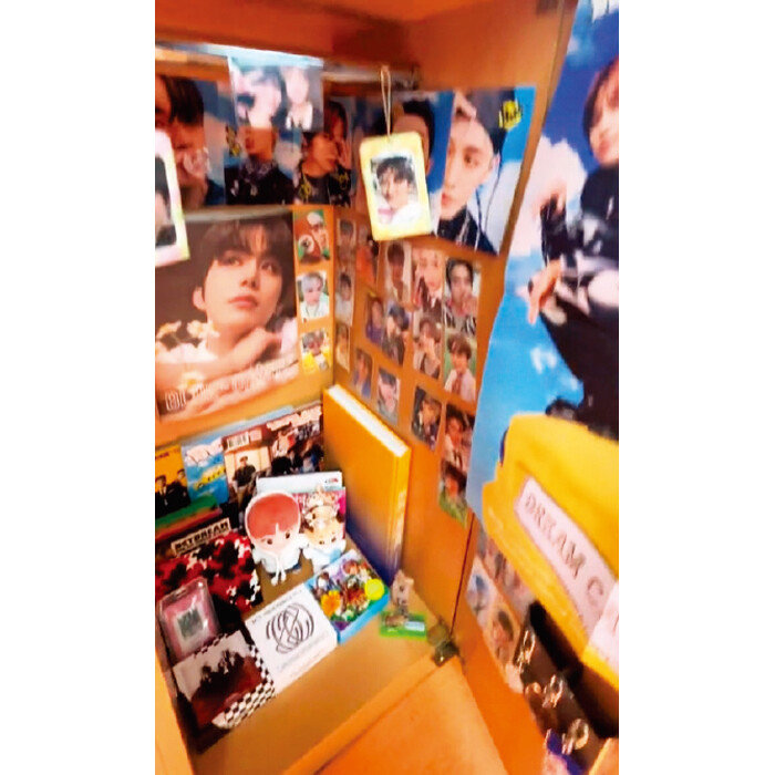 좋아하는 연예인 사진, 굿즈 등을 활용한 ‘사꾸’(사물함 꾸미기). [틱톡 @romi__0701 계정 캡처]