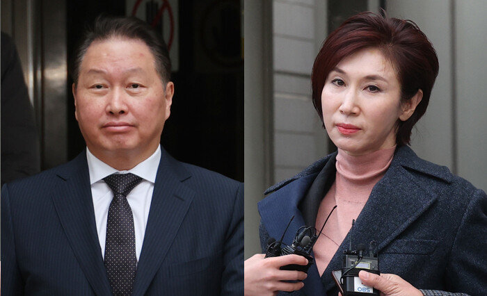 최태원 SK그룹 회장(왼쪽)과 노소영 아트센터 나비 관장(오른쪽)이 3월 12일 서울 서초구 서울고법에서 열린 이혼소송 항소심 1차 변론을 마친 뒤 각각 법원을 나서고 있다. [뉴시스]