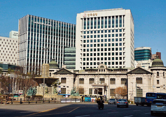 서울 중구 소공동 한국은행 사옥. 유럽풍 르네상스 양식의 화폐박물관(옛 본관) 뒤쪽으로 새 본관과 별관이 보인다. 본관은 사각형 창문틀을 강조한 금형체 건물이고, 본관과 이어지는 왼쪽 별관은 세로선이 강조된 목형체 건물이다. [안영배 제공]