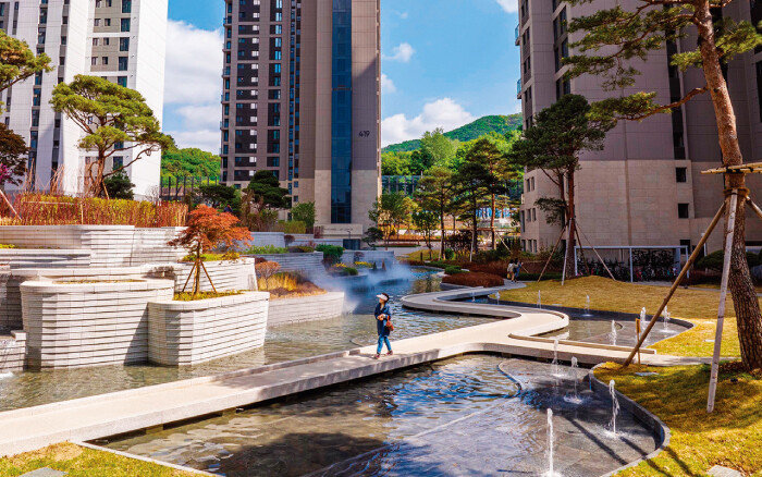 나무와 물이 어우려져 아름다운 수변 공간. [GS건설 제공]