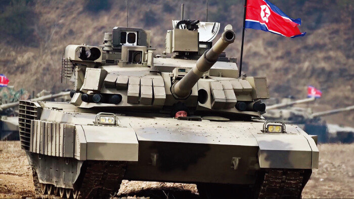 김정은 국무위원장이 북한군 신형 전차를 조종하고 있다. [뉴스1]