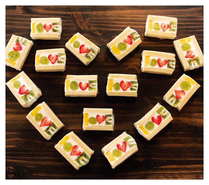 과일로 알파벳 ‘LOVE’ 모양을 낸 후르츠산도. [인스타그램 @cafe.kiso 계정 캡처]
