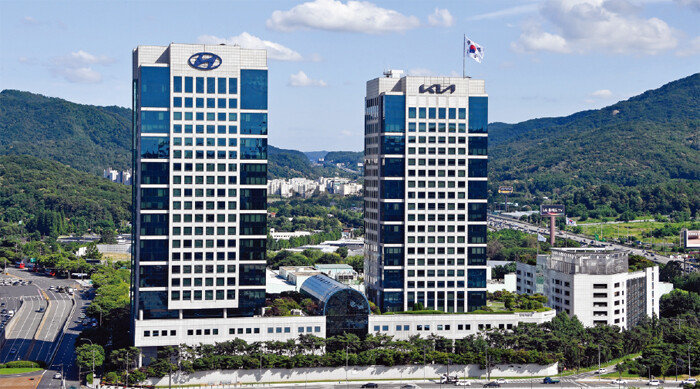 쌍둥이 형태 건물인 서울 양재동 현대·기아차 사옥. [현대차 제공]