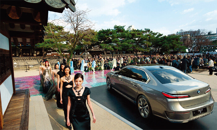 BMW코리아가 하이엔드 여성 의류 브랜드 미스지콜렉션의 2024 F/W 컬렉션에 공식 파트너로 참여했다. [BMW코리아 제공]