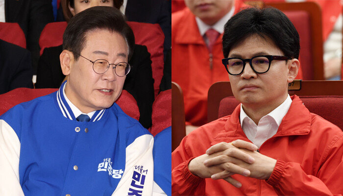더불어민주당 이재명 대표(왼쪽)와 국민의힘 한동훈 비상대책위원장이 4월 10일 오후 서울 여의도 국회에 마련된 각 당 개표상황실에서 22대 총선 출구조사 결과 발표를 시청하고 있다. [동아DB]