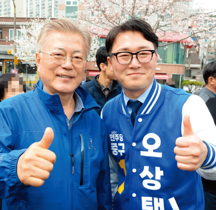 문재인 전 대통령(왼쪽)이 4월 2일 울산 중구에 출마한 더불어민주당 오상택 후보를 찾아 지원 유세에 나섰다. [뉴시스]
