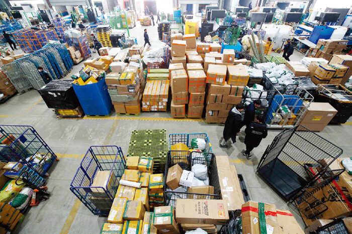 3월 19일 경기 평택시 평택세관에 중국 이커머스업체를 통해 수입된 상품들이 쌓여 있다. [동아DB]
