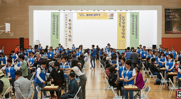 4월 13일 전북 전주시 전주대체육관에서 열린 ‘시니어와 함께하는 돌아온 알까기’ 대회 모습. [홍중식 기자]

