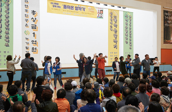 대회 중간중간 코미디언 허둥, 지영옥 씨 등 연예인들이 공연을 펼쳐 참가자들의 흥을 북돋았다. [홍중식 기자]