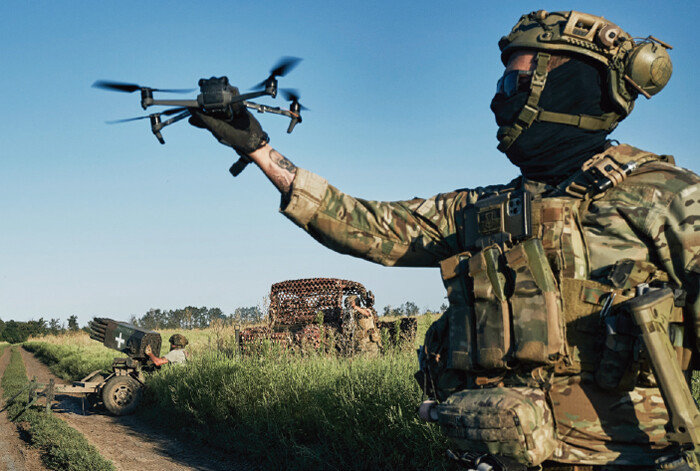 우크라이나군 장병이 드론을 조종하고 있다. 미래 전력으로 각광받는 드론도 대규모 화력 공세에는 무력한 모습을 보이고 있다. [뉴시스]