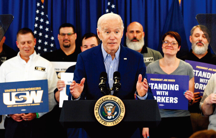 조 바이든 미국 대통령 (맨 앞)이 4월 17일(현지 시간) 펜실베이니아주 피츠버그를 방문해 중국산 철강 관세를 3배 올리겠다고 밝히고 있다.