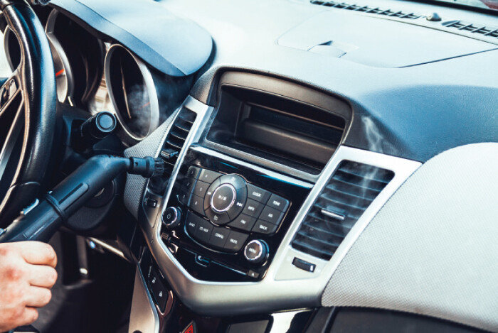 자동차 실내 공기를 쾌적하게 유지하려면 자주 환기하고 에어컨 상태를 점검해야 한다. [GettyImages]