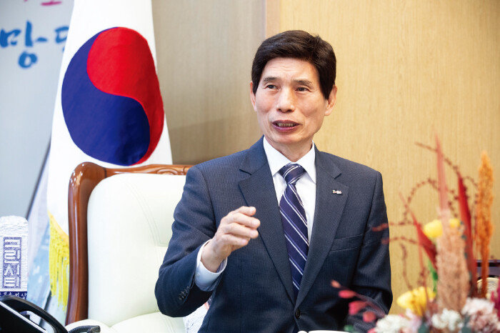 이태훈 대구 달서구청장이 4월 26일 구청장실에서 주간동아와 인터뷰하고 있다. [지호영 기자]