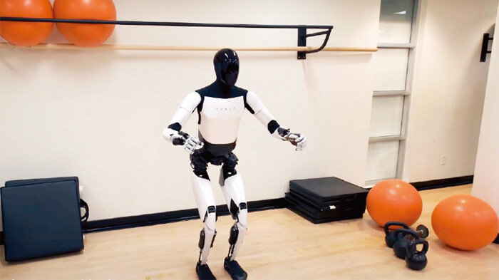 테슬라가 아틀라스 경쟁 제품으로 개발한 휴머노이드 로봇 ‘옵티머스’. [테슬라 제공]