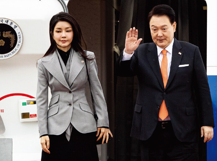 윤석열 대통령(오른쪽)과 김건희 여사가 지난해 12월 11일 경기 성남시 서울공항에서 공군1호기에 올라 인사하고 있다. [뉴스1]