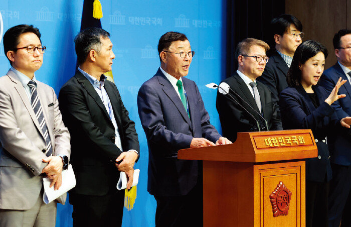 김상균 연금개혁 공론화위원회 위원장(왼쪽에서 세 번째)이 4월 22일 국회 기자회견장에서 연금개혁 공론화 논의 최종 결과를 발표하고 있다. [뉴스1]