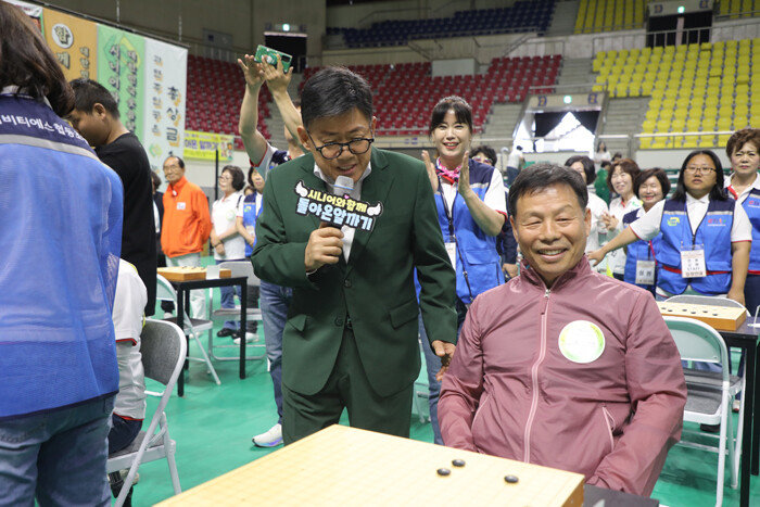 코미디언 엄영수 씨가 ‘시니어와 함께하는 돌아온 알까기’ 구미 대회에서 참가 선수와 이야기를 나누고 있다. [이비티에스협동조합 제공]