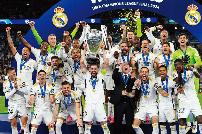 6월 1일(현지 시간) 영국 런던 웸블리 스타디움에서 펼쳐진 2023~2024시즌 유럽축구연맹(UEFA) 챔피언스리그 결승전에서 보루시아 도르트문트를 2-0으로 꺾고 우승을 차지한 레알 마드리드 선수들이 환호하고 있다. [뉴시스]