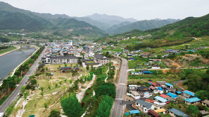지리산 천왕봉(가운데 높은 봉우리)이 바라보이는 곳에 자리한 산천재는 배산임수형 명당 터다. [안영배 제공]