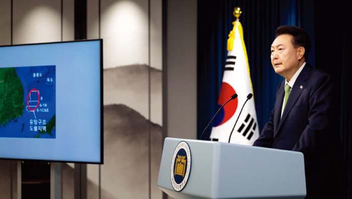 윤석열 대통령이 6월 3일 경북 포항 영일만 앞바다에 막대한 양의 석유와 가스가 매장됐을 가능성이 크다는 내용의 브리핑을 하고 있다. [동아DB]